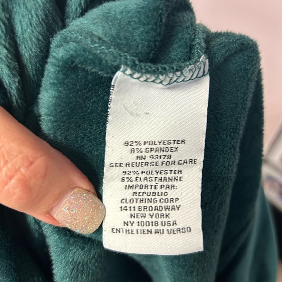 Excellent condition medium, women’s sweatsuit. So soft feels like velour. - Picture 4 of 13